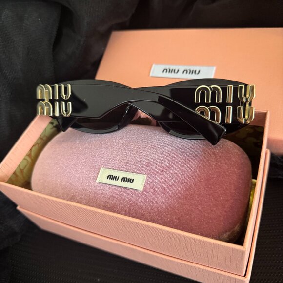 Viral Miu Miu Black Cat-Eye Sunglasses main image 5